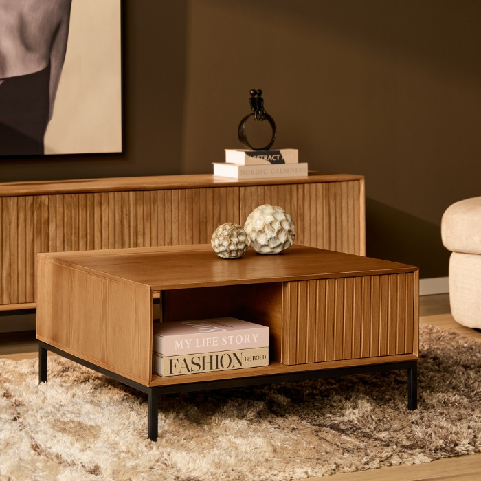 Salontafel Madison vierkant naturel mangohout 80 cm in een sfeervolle woonkamer