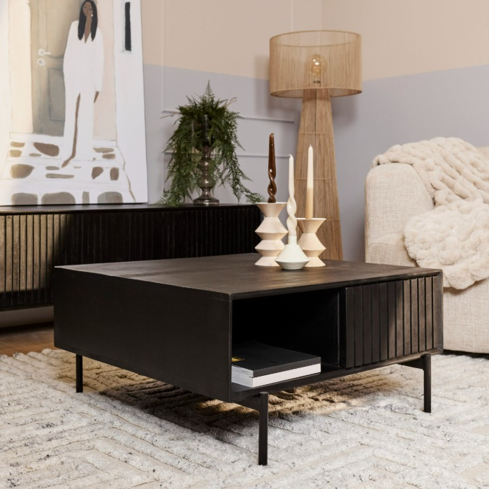 Zwarte vierkante salontafel Madison met open vak op een licht vloerkleed