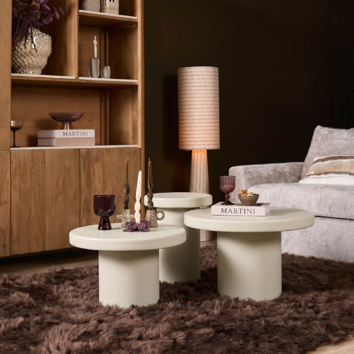 Salontafel Maya in zandkleur met bijpassende bijzettafels in een warme woonkamer