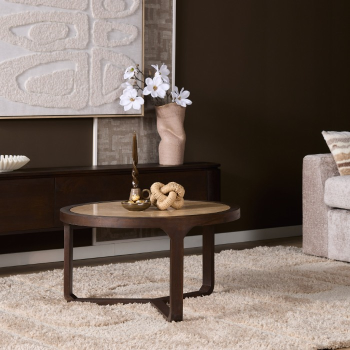Salontafel Morris rond travertin 75 cm sfeerbeeld met dressoir en bank