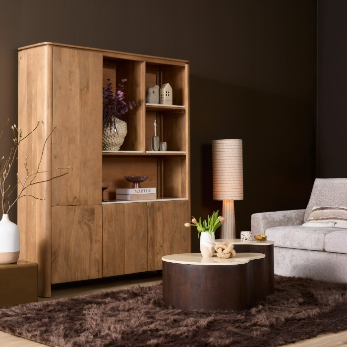 Salontafel Nomi 84 cm in sfeervolle woonkamer met wandkast