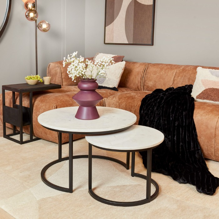 Ronde Nova salontafels met wit marmer naast een cognac leren bank