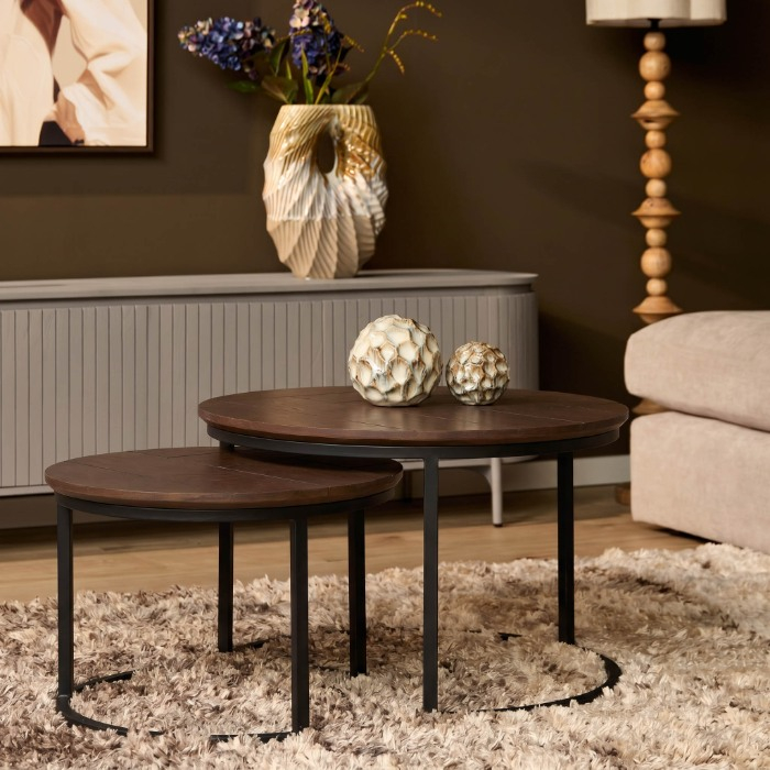 Ronde salontafel set Otik walnut oak in donkere woonkamer met hoogpolig vloerkleed