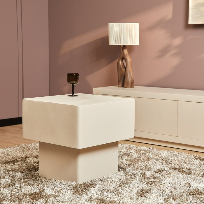 Salontafel Saya beige op hoogpolig vloerkleed in woonkamer met roze wand