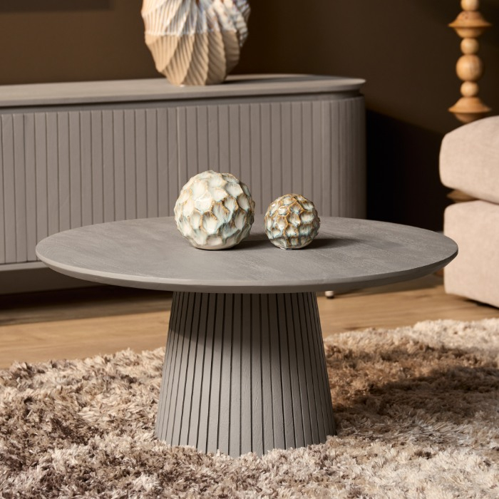 Ronde salontafel Solana taupe met geribbelde voet op een hoogpolig vloerkleed