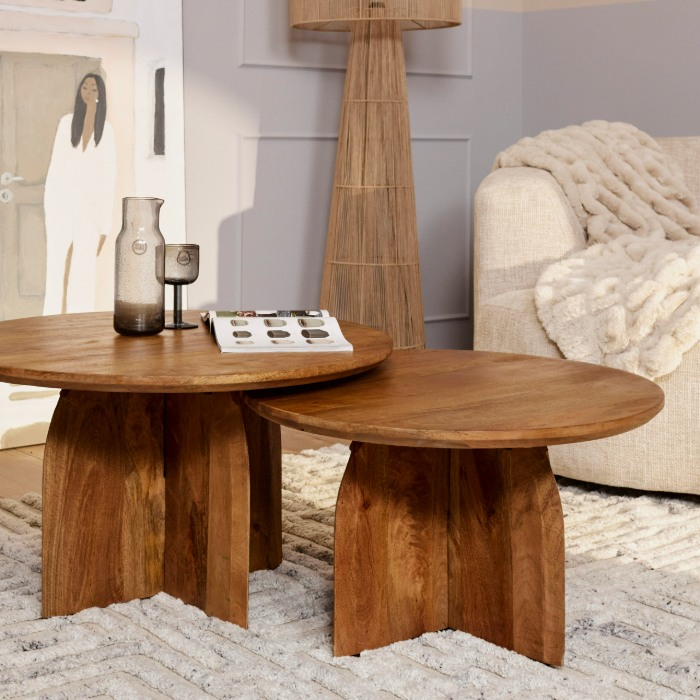 Salontafel Tense naturel 70 cm samen met de grotere Tense salontafel op een vloerkleed