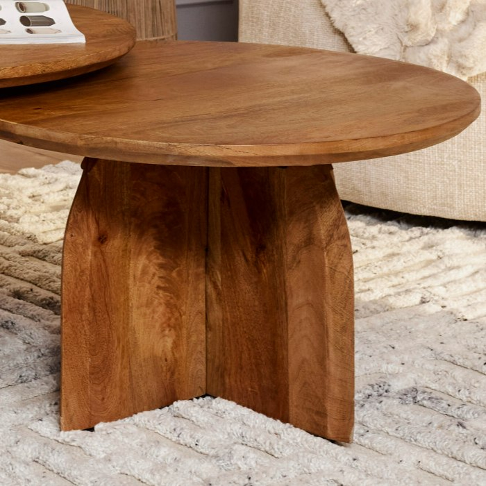 Ronde salontafel Tense van naturel mangohout met sculpturale kruisvormige voet