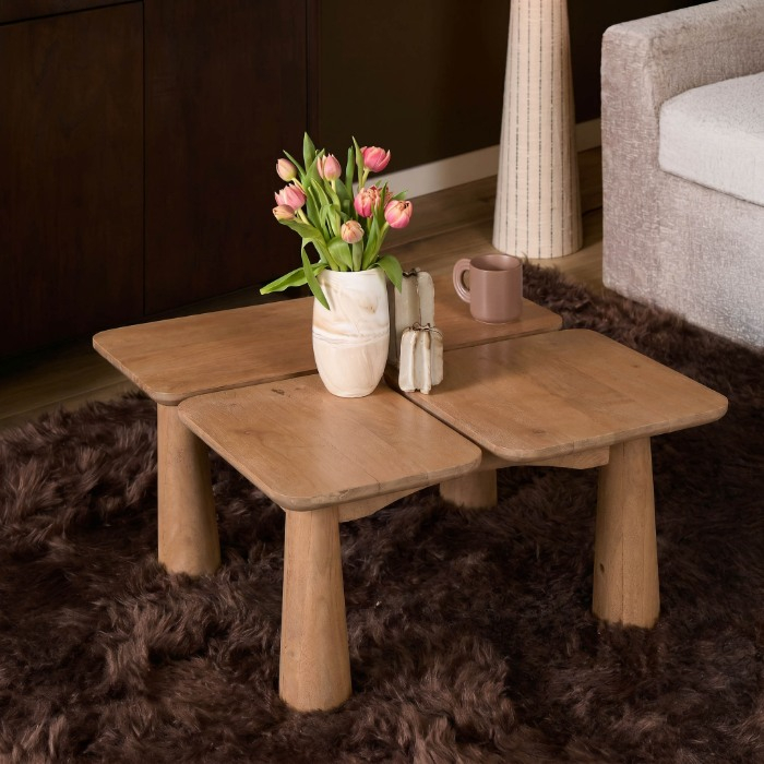 Salontafel Vona mangohout 80 cm met vier bladen in sfeervolle woonkamer