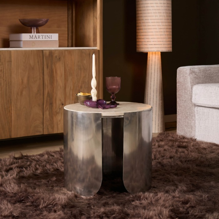 Salontafel Zeli met marmeren blad en RVS voet in sfeervolle woonkamer