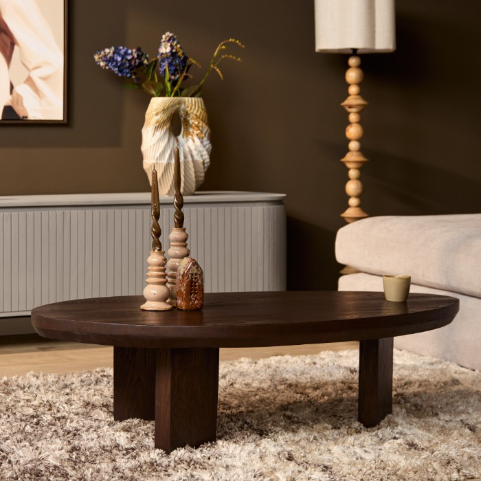 Salontafel Zillah driehoekig eikenhout 130 cm sfeerbeeld op vloerkleed