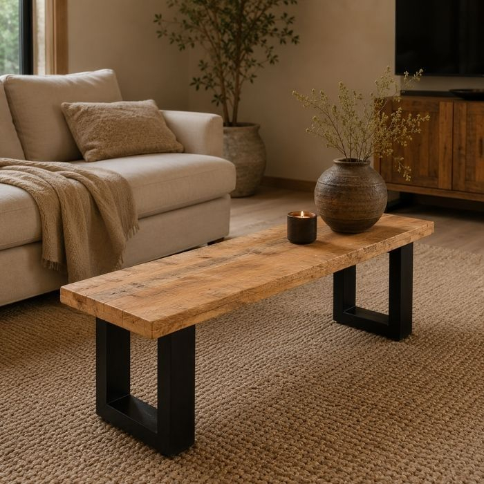 Smalle salontafel 150 cm met houten blad en zwart stalen onderstel, sfeerfoto in woonkamer naast bank