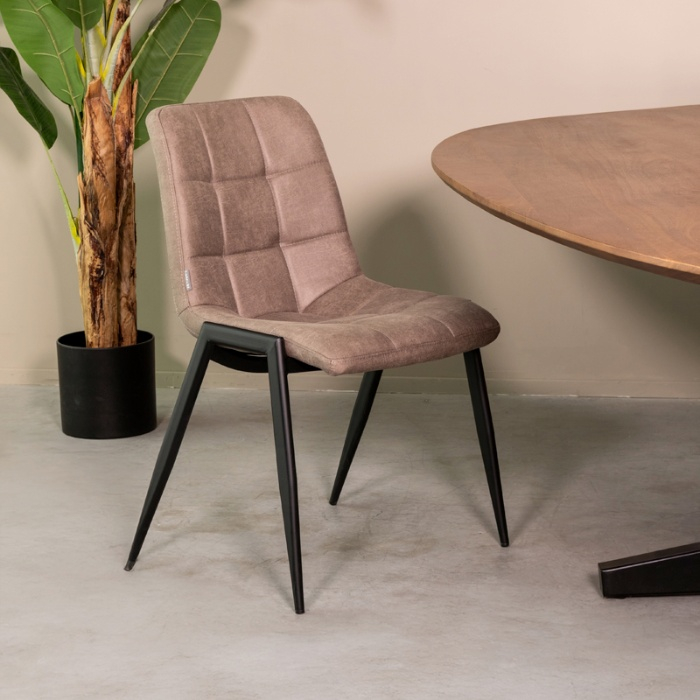 Stoffen eetkamerstoel Niels in taupe micro-suède aan de eettafel