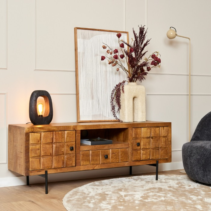 Tv-meubel Brandy mangohout 150 cm in sfeervolle woonkamer