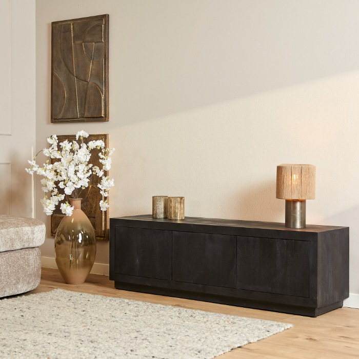 Zwart mangohouten tv-meubel Brussel 150 cm in woonkamer met tafellamp