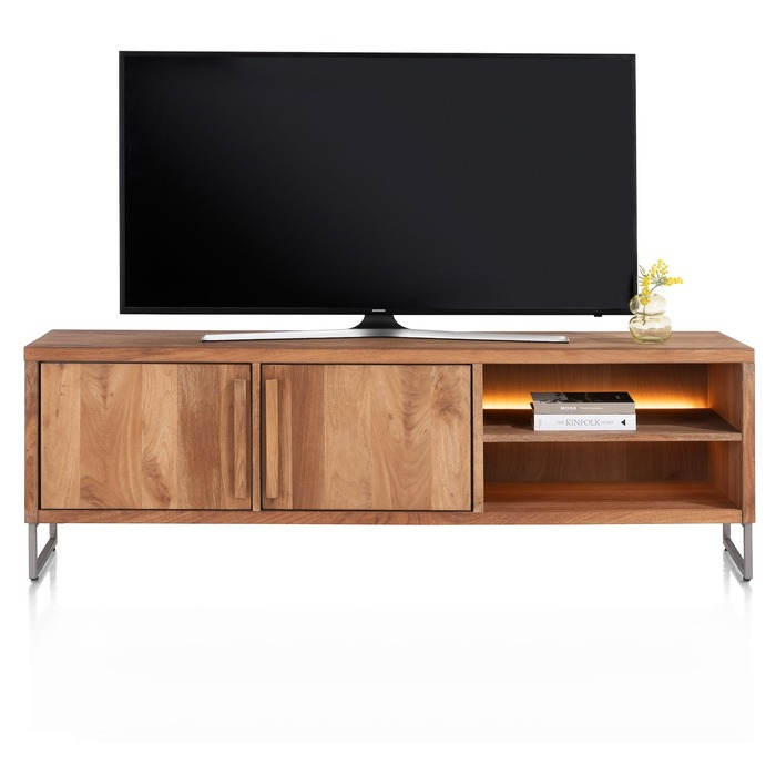 Tv meubel Everest 190 cm mangohout, gesloten deuren met staande houten grepen en ledverlichting in het open vak, vooraanzicht