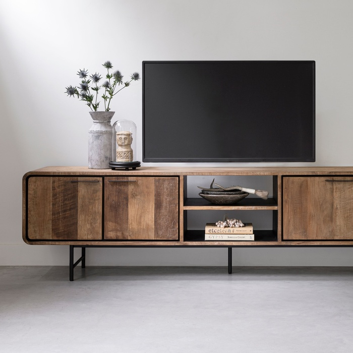 Tv meubel Evo teakhout 225 cm - in een ingerichte woonkamer
