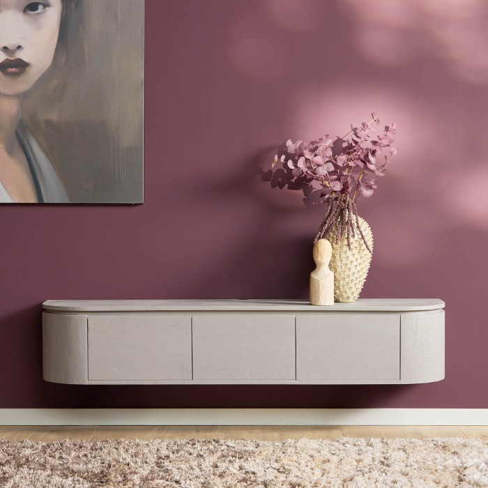 Zwevend tv-meubel Excellent taupe mangohout 160 cm in sfeervolle woonkamer