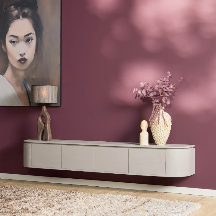 Tv-meubel Excellent taupe mangohout 200 cm sfeerbeeld tegen bordeauxrode wand