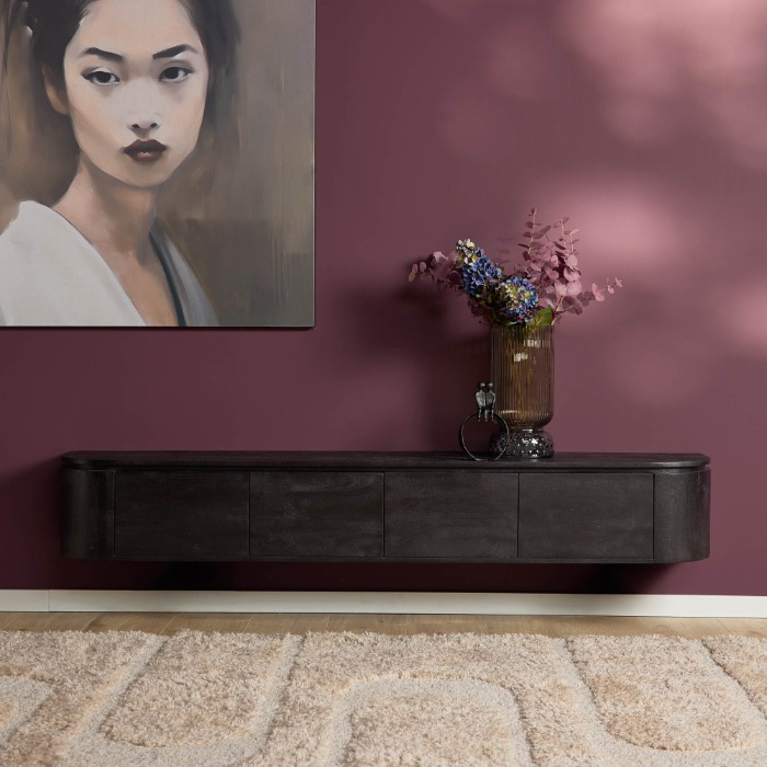 Zwevend tv-meubel Excellent zwart mangohout 200 cm in sfeervolle woonkamer