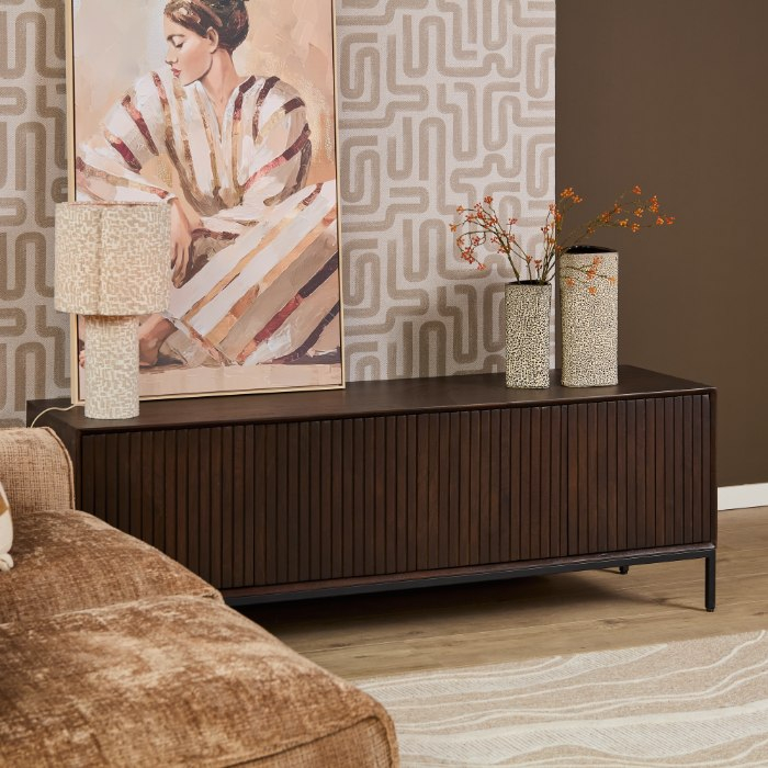 Tv-meubel Madison bruin mangohout 165 cm met lattenfront in sfeervolle woonkamer