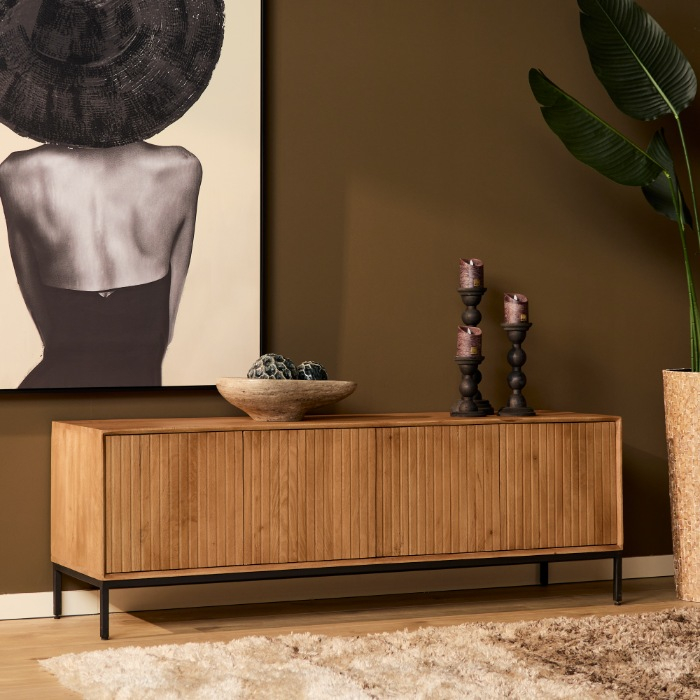 Tv-meubel Madison naturel mangohout 165 cm in sfeervolle woonkamer