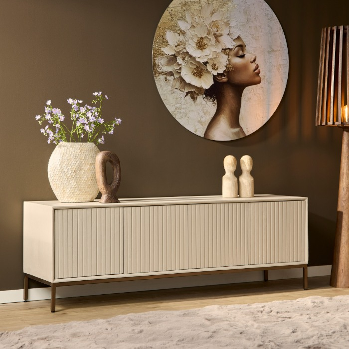 Tv-meubel Madison zand mangohout 165 cm in sfeervolle woonkamer