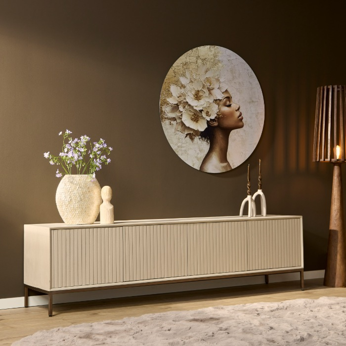 Zandkleurig tv-meubel Madison 210 cm met ribbelfront tegen een donkere wand