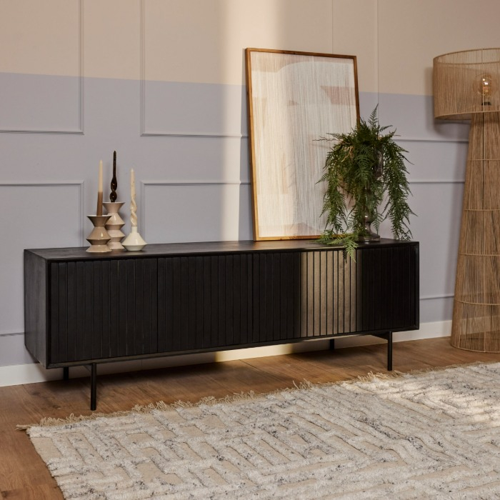 Zwart mangohouten tv-meubel Madison 165 cm in lichte woonkamer met vloerkleed