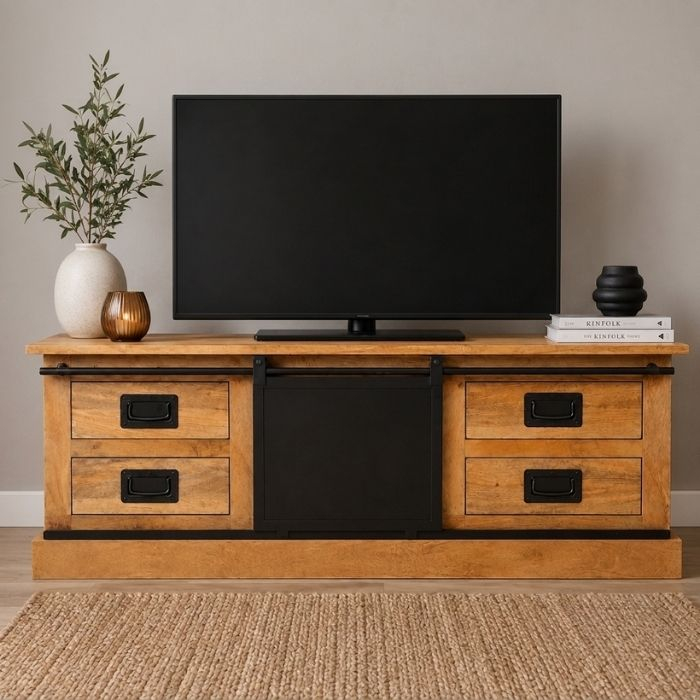 Mangohout tv meubel van 130 cm met schuifdeur, sfeerfoto met televisie, vaas en boeken