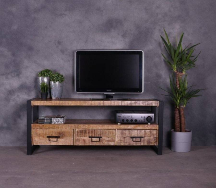 Tv meubel Britt van mangohout met drie lades en een open vak. Met stalen zwarte frame. 150 cm breed.