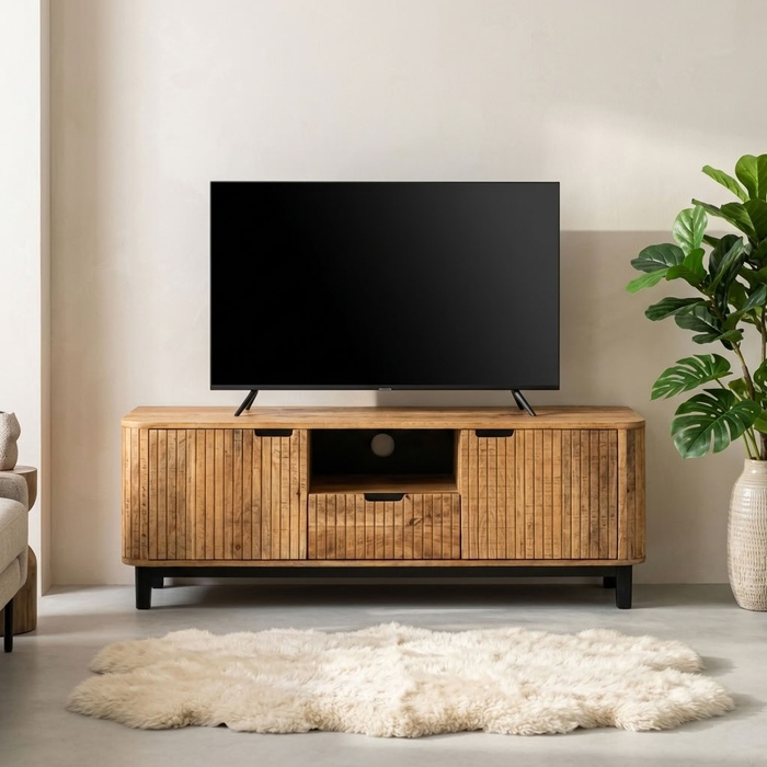 Tv meubel Max 140 cm mangohout - vooraanzicht in een lichte woonkamer