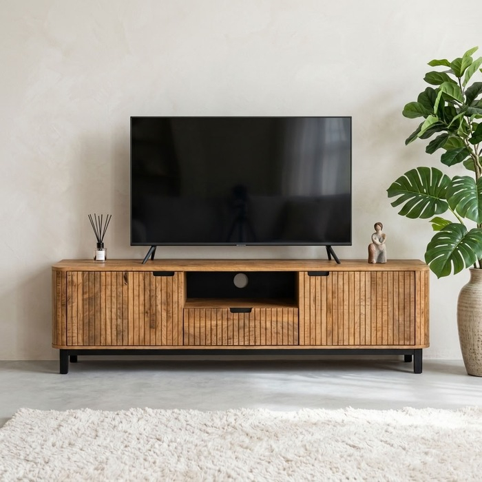 Tv meubel Max 180 cm mangohout - vooraanzicht in een lichte woonkamer