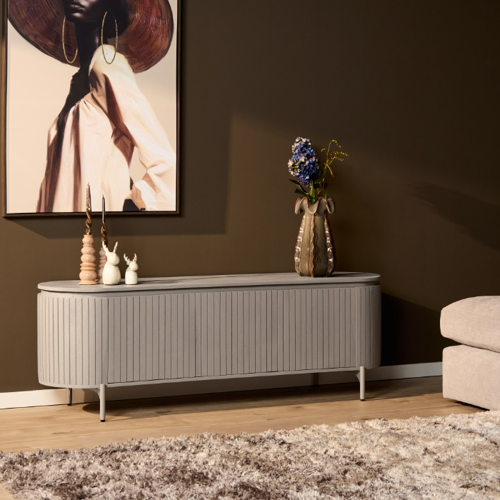 Tv-meubel Solana taupe mangohout 165 cm in sfeervolle woonkamer