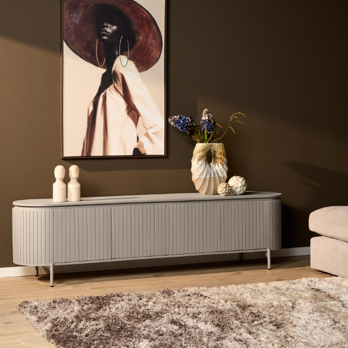 Tv-meubel Solana taupe mangohout 210 cm in sfeervolle woonkamer