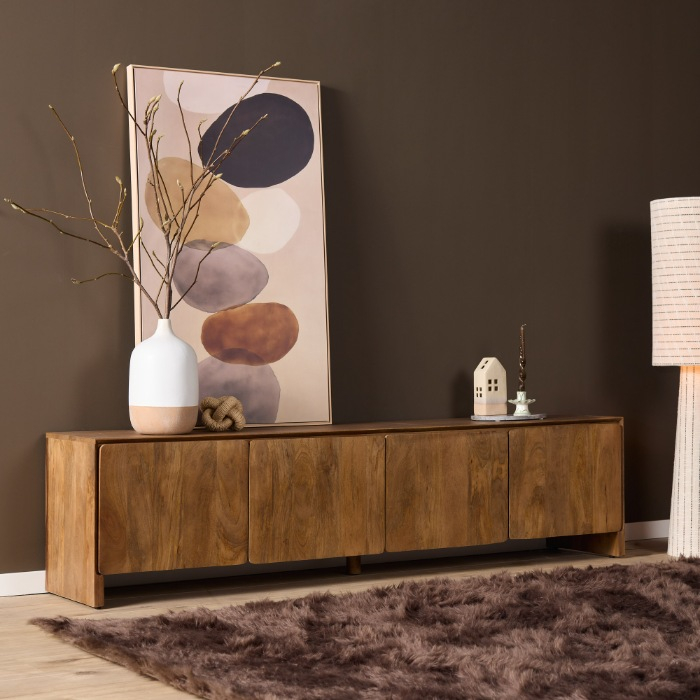 Mangohouten tv meubel Tense 200 cm met vier deuren op een bruin vloerkleed