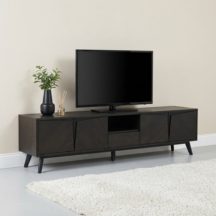 Nora tv-meubel zwart 210 cm breed met televisie en vloerkleed
