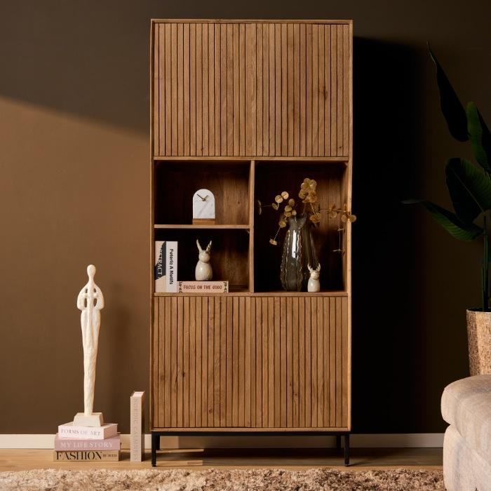 Vakkenkast Madison naturel mangohout 90 cm sfeerbeeld met styling