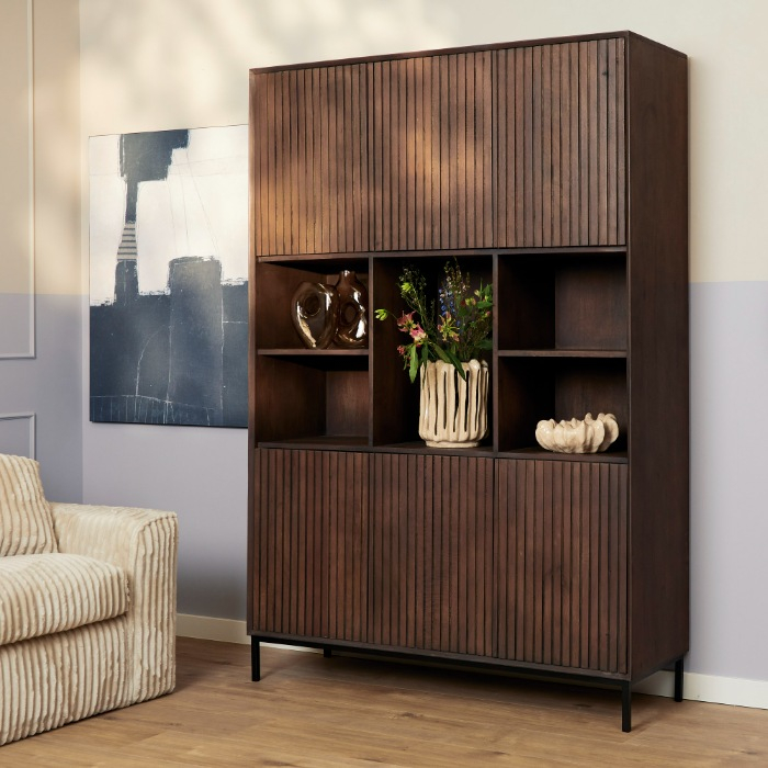 Vakkenkast Madison XL bruin mangohout 135 cm sfeerbeeld met fauteuil