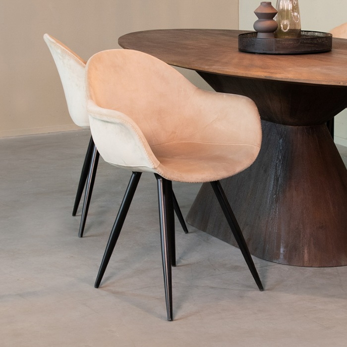 Velvet eetkamerstoel Frits in beige met kuip en armleuning aan de eettafel