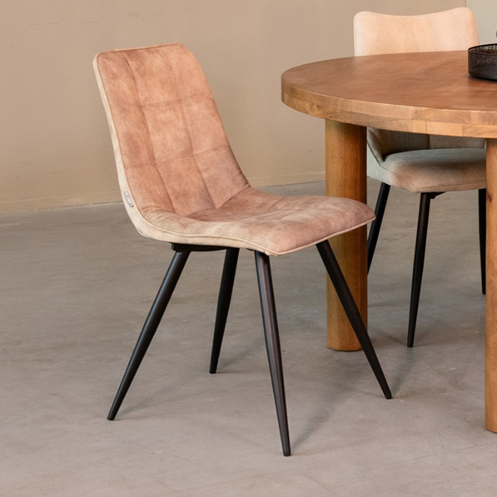 Velvet eetkamerstoel Just in beige met blokstiksel aan de eettafel
