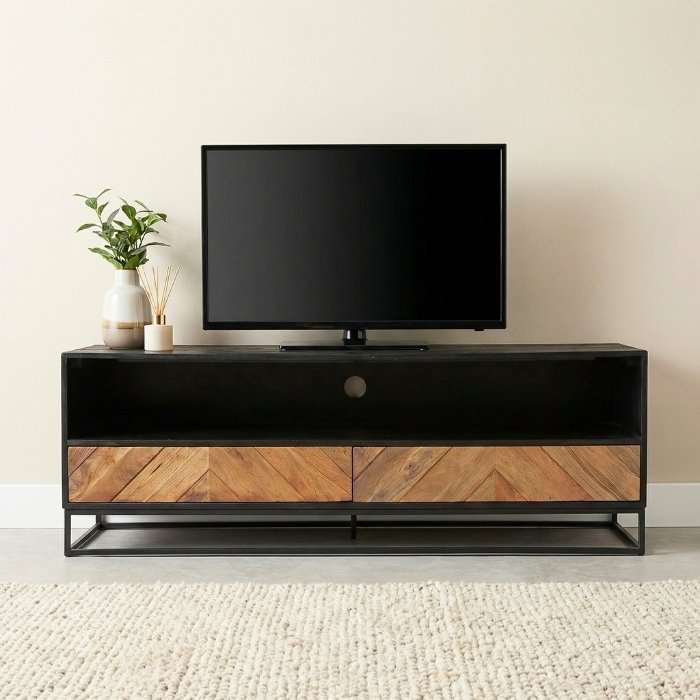 Stijlvol tv-meubel 150 cm van mangohout met visgraatstructuur en opberglades.