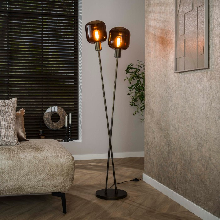 Vloerlamp met 2 gekruiste staanders en glazen kappen Fero bruin - sfeerfoto 1