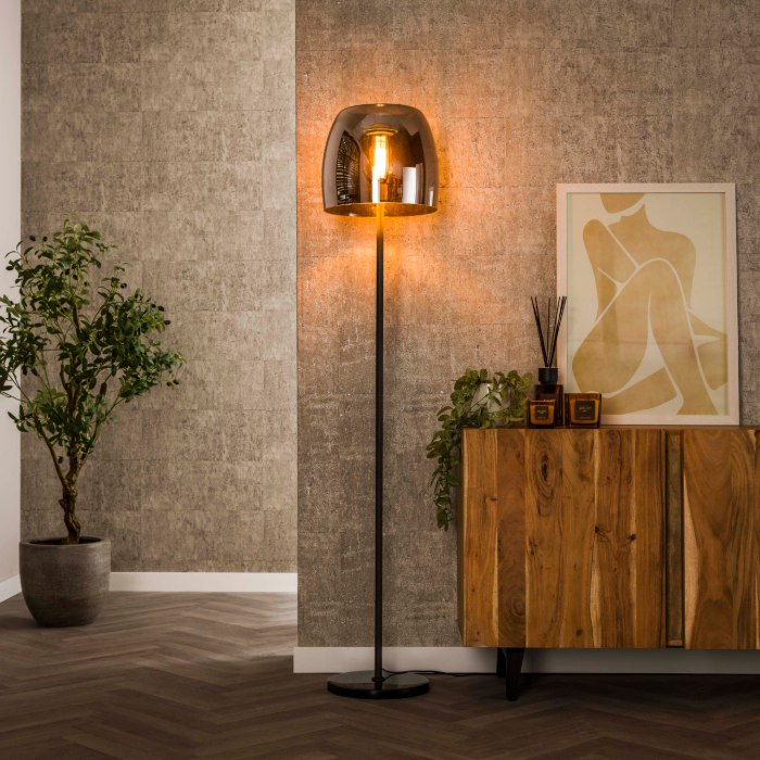 Vloerlamp met smoke glazen kap Mara zwart - sfeerfoto 1