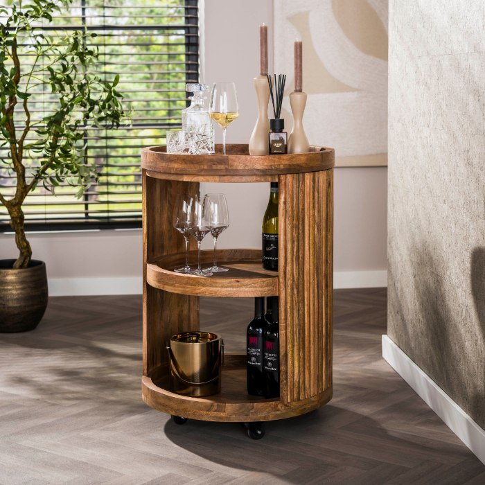 Wijntrolley Kira mangohout naturel met 3 ronde leggers - sfeerfoto 1
