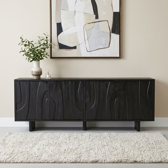 Zwart dressoir van 200 cm onder een abstract schilderij met vaas en geurstokjes