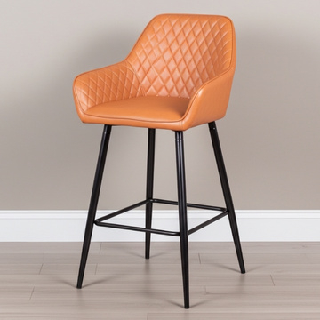 Cognac barkruk met onderstel van zwart staal.