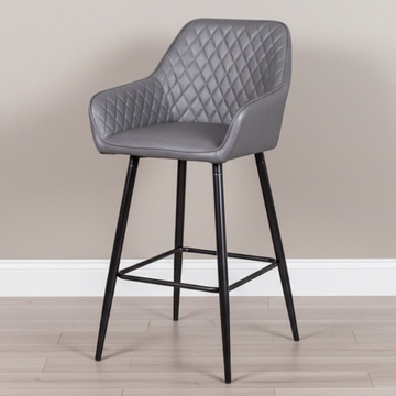 Grijze barkruk met rugleuning.