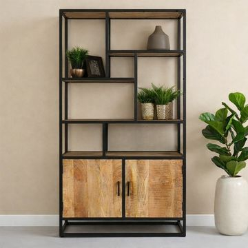 Mangohouten kast industrieel met twee deurtjes.