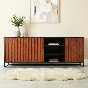 Dressoir van hout met bruine deuren.