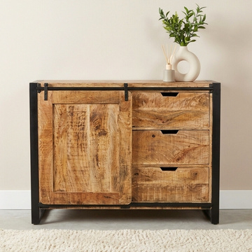 Dressoir schuifdeuren industrieel. Dit dressoirtje bestaat uit mangohout in combinatie met staal. Het dressoir heeft een schuifdeurtje en drie lades.